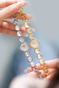 Détail de montres luxe pour femmes avec bracelets gourmettes sertis de cristaux en or et argent