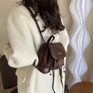 Retro Damenrucksack in Braun mit Karomuster und Kordelzug aus hochwertigem Kunstleder