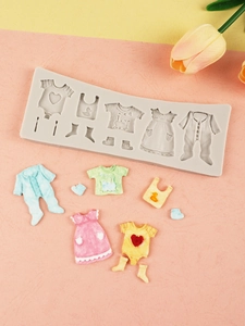 Détail du moule en silicone vêtements de bébé avec décorations en fondant 3D