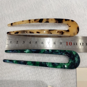 U-shaped hair pins in tortoiseshell and green marble finish with 12cm measurement scale