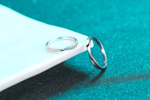 Detailed view of S925 sterling silver couple rings with twisted design and pave moissanite