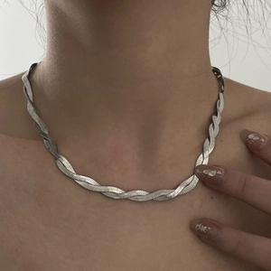 Collana minimalista a doppio strato in argento a catena piatta sul collo della modella