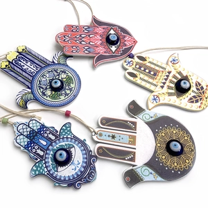 Cinco colgantes de mano de Fátima con patrones coloridos y amuletos de ojo turco azul