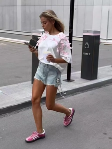 Λευκό βαμβακερό t-shirt με ροζ 3D φιόγκους συνδυασμένο με τζιν σορτς και αθλητικά