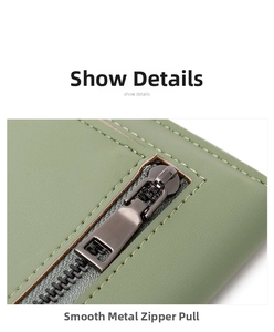 Détail de la fermeture éclair métallique et de la texture grainée du portefeuille vert clair