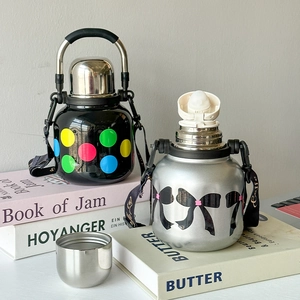 Detail of 316 stainless steel vacuum flasks with glossy black and silver bow finishes