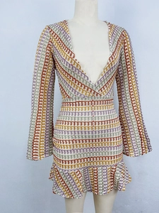 Dettaglio mini abito colorato all'uncinetto con maniche a campana e scollo a V boho
