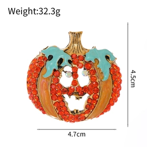 Spilla a zucca con strass arancioni brillanti, foglie verdi e placcatura in oro per Halloween