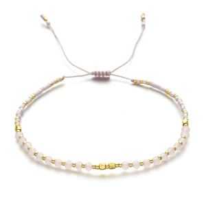 Detailansicht des böhmischen handgefertigten rosa Kristallperlenarmbands mit Kordelzug