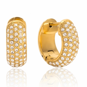 Détail de créoles plaquées or 18k serties de plusieurs rangées de strass blancs brillants