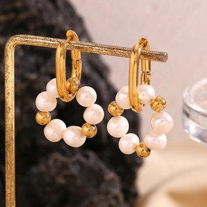 Orecchini a U placcati in oro 18K con perle d'acqua dolce su supporto display