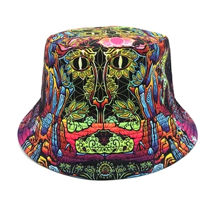 Détail de l'imprimé chat psychédélique coloré sur le chapeau bob pare-soleil en polyester
