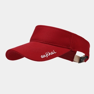 Vista lateral detallada de una visera roja con bordado de letras blancas cursivas
