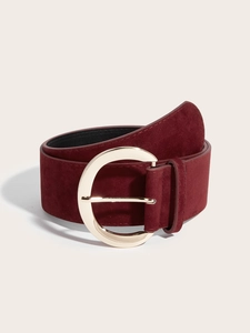 Détail du cuir dépoli bordeaux et de la boucle ronde dorée d'une ceinture vintage