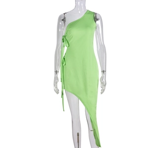 Détail de robe verte à une épaule avec laçage latéral et ourlet asymétrique irrégulier