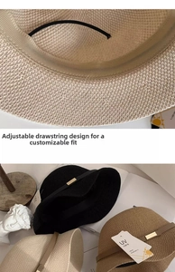 Dettaglio del cordoncino regolabile e tag anti-UV sul cappello a secchiello in paglia