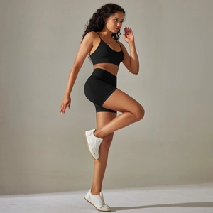 Detailaufnahme des schwarzen Yoga-Sets mit elastischer Stricktextur und enger Passform