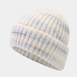 Détail du bonnet en grosse maille avec mélange de couleurs pastel et bord large replié