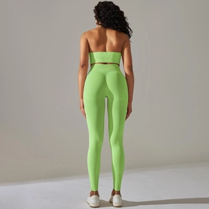 Detail eines limettengrünen nahtlosen Yoga-Sets mit hoher Taille Leggings und Sport-BH
