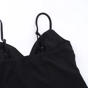 Détails des boucles métalliques réglables et des coutures du décolleté sur ce haut noir