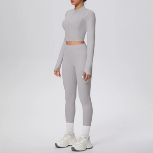 Vue latérale de l'ensemble de yoga gris clair avec veste zippée à passe-pouces et pantalon