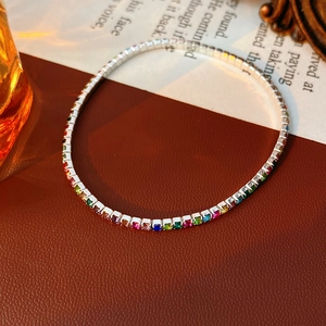 Macro di bracciale tennis in argento con zirconi arcobaleno su sfondo in pelle pregiata