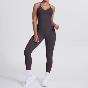 Details zum schokobraunen Halter-Sport-BH und dem Set aus High-Waist-Leggings