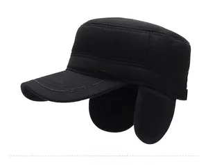 Détail latéral d'un bonnet d'hiver noir avec protège-oreilles et logo métallique