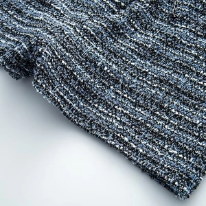 Gros plan sur le tissu en tweed bleu et blanc avec texture de tissage complexe