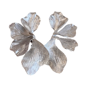 Minimalist silver ginkgo leaf stud earrings with detailed metallic vein textures