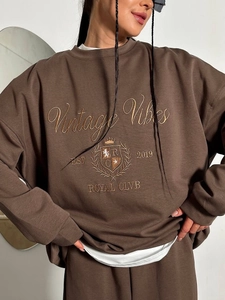 Braunes Crewneck-Sweatshirt mit Vintage-Stickerei und entspanntem Fit-Stil