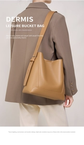 Nahaufnahme braune Leder-Beuteltasche mit verstellbarem Riemen an einem Model