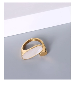 Détail de l'incrustation de nacre ovale sur une bague géométrique plaquée or 18k