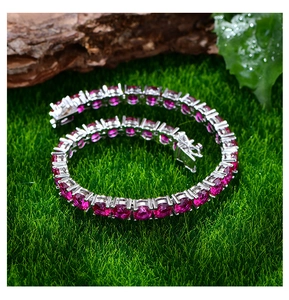 Nahaufnahme der 925er Silber Tennis-Kette mit 5mm pinkfarbenen Turmalin-Diamanten