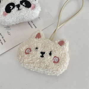 Dettaglio di ciondoli a forma di panda e orsetto in peluche con ricami e trama morbida