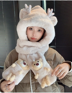 Détail de l'ensemble hiver 3-en-1 en peluche avec écharpe bonnet gants et décor d'ours