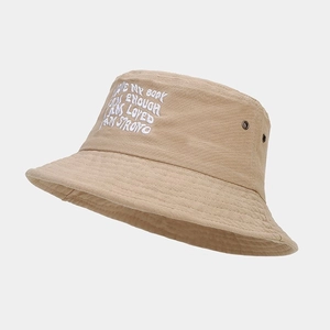 Détail du chapeau bob kaki avec broderie blanche et œillets d'aération métalliques