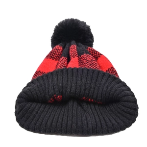 Bonnet en tricot d'hiver à carreaux rouges et noirs avec un pompon en fausse fourrure