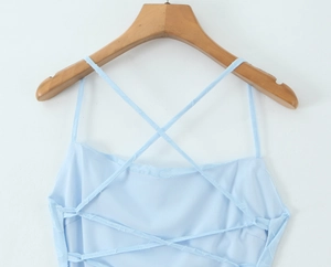 Gros plan d'une robe en dentelle bleu clair avec bretelles croisées dans le dos