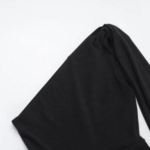Gros plan sur la couture de l'épaule et la texture du tissu d'une combinaison noire