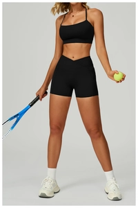 Détail du short de yoga taille haute avec taille en V et poches latérales pratiques