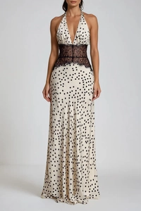 Détail de robe longue à pois avec taille en dentelle noire et décolleté en V dos nu