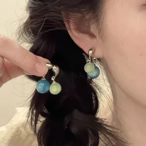 Boucles d'oreilles pendantes minimalistes en perles bleues et vertes avec crochets