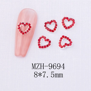 Dettaglio di strass per unghie a cuore rosso con base argento 8x7,5mm su unghia rosa