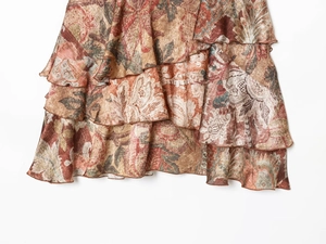 Détail d'une mini robe bohème à volants superposés avec imprimé paisley vintage