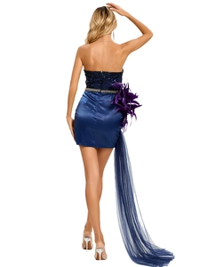 Détail d'une robe bustier à paillettes bleu marine avec fleurs et traîne en satin