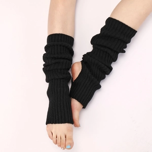 Detaillierte Textur der schwarzen gestrickten Yoga-Beinstulpen mit geripptem Design