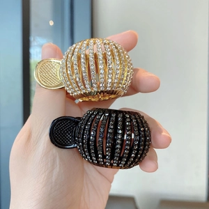 Détail de pinces à cheveux pour queue de cheval haute avec strass en or et noir