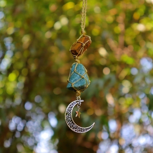 Ciondolo in cristallo boho con pietre grezze e charm luna e stella in metallo
