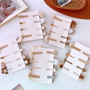 Set di fermagli per capelli in peluche beige e marrone con fiocchi e motivi a coniglietto